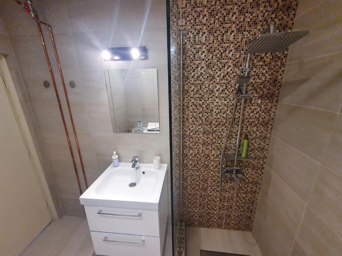 בוקרשט Charming Studio With City View מראה חיצוני תמונה