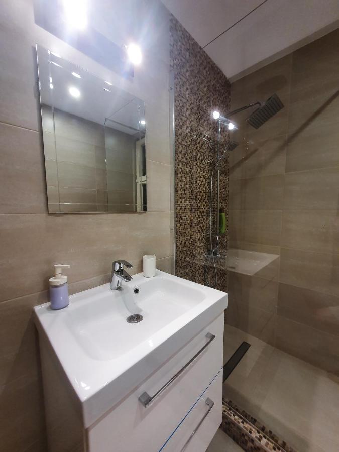 בוקרשט Charming Studio With City View מראה חיצוני תמונה